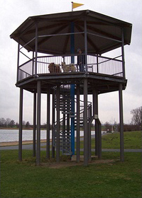 Mit scheinbar bodenlosen Gittern vertraut stürmen Ando und Aura diesen Aussichtsturm in Salzgitter voller Begeisterung!